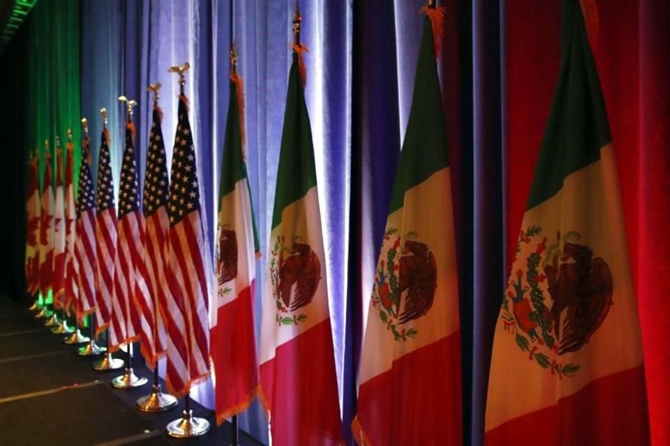 Las banderas de Canadá, México y EU lucen enun estrado durante una conferencia de prensa sobre el T-MEC en 2017.