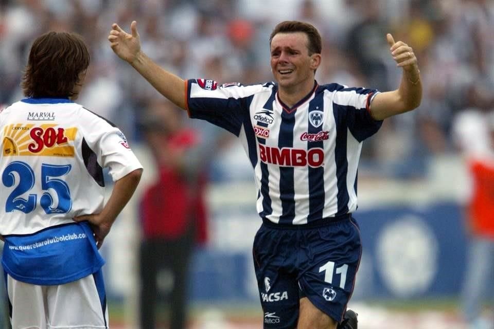 La celebración del gol de Sergio Verdirame en el partido de su retiro, ante Querétaro.