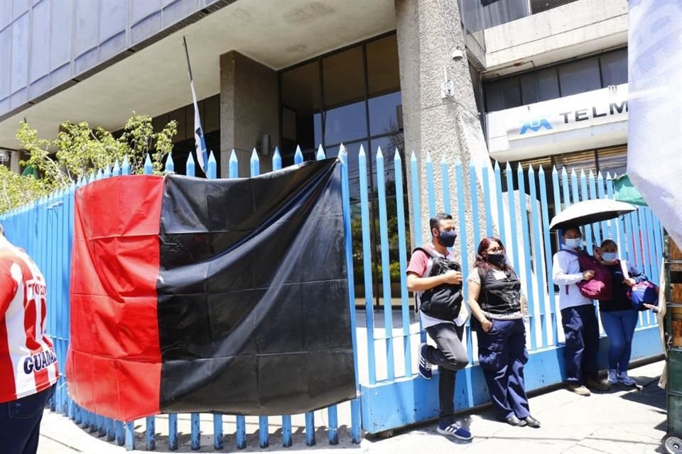 Oficinas de Telmex en Río Mixcoac y Avenida Universidad, también cuentan con las mantas de huelga.
