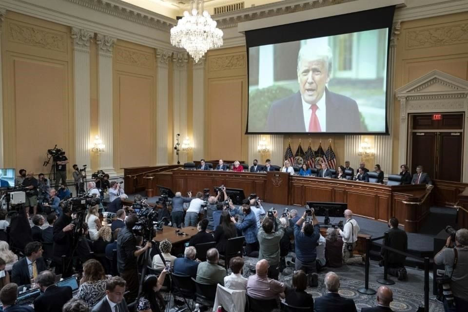 Evidencia en video contra el ex Presidente Donald Trump se muestra durante la audiencia.