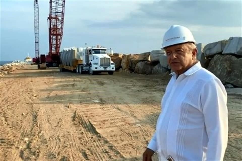 López Obrador supervisó la construcción de rompeolas en Salina Cruz.