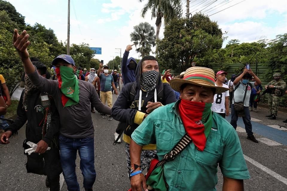 Indígenas caminan por una calle durante una manifestación en Cali, Colombia).
