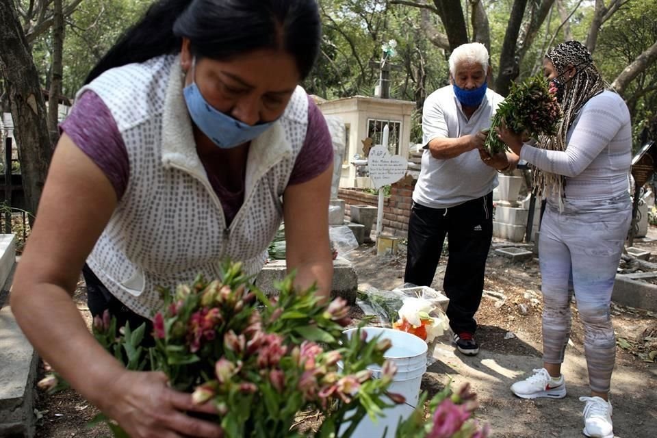 Decenas de personas acudieron ayer a los panteones, con tristeza y dolor, pues varios de ellos llevaron por primera vez flores a sus madres víctimas del #Covid_19.