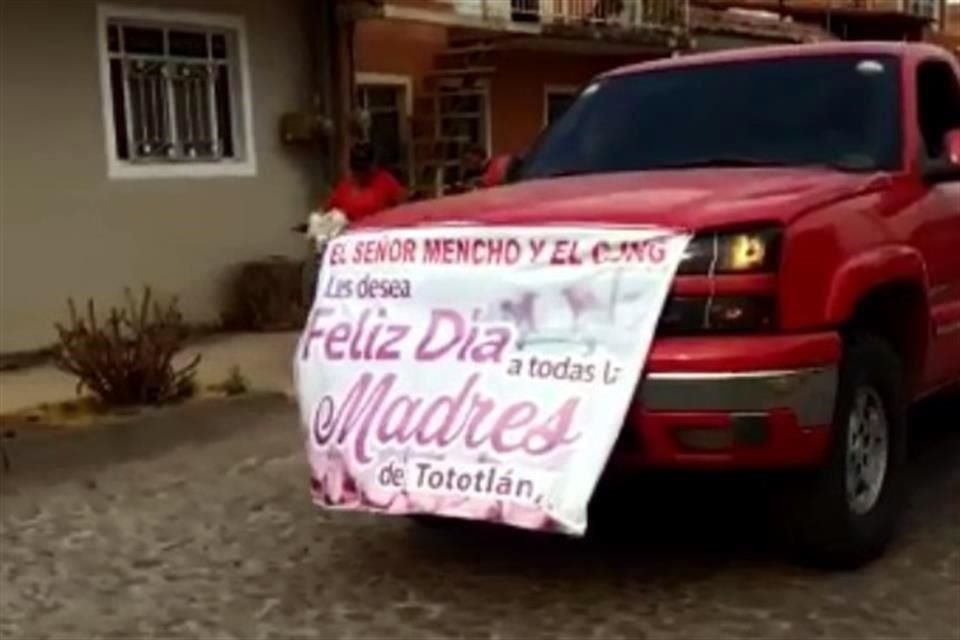 A nombre de 'El Mencho', miembros del Cártel de Jalisco Nueva Generación dieron regalos por el Día de las Madres en varias zonas del Estado.