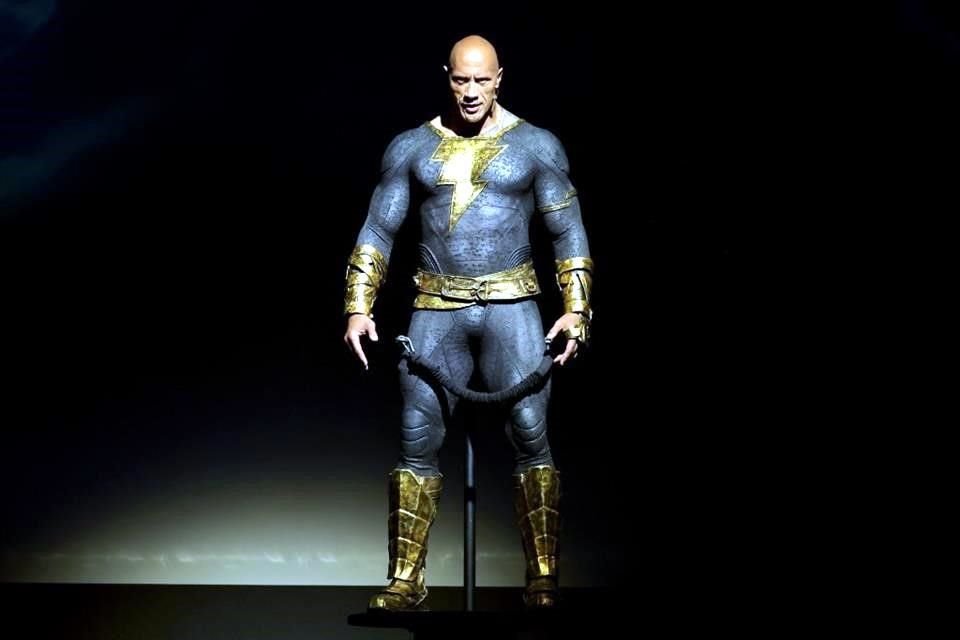 'La Roca' prometió que revolucionará el Universo DC con el filme 'Black Adam', personaje del cual llegó vestido a la Comic-Con San Diego.