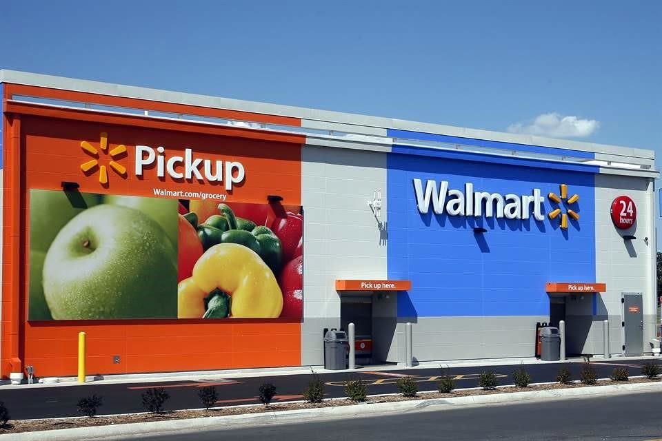 Walmart señaló que los compradores ahora priorizan los alimentos y los bienes de consumo sobre los artículos caros.