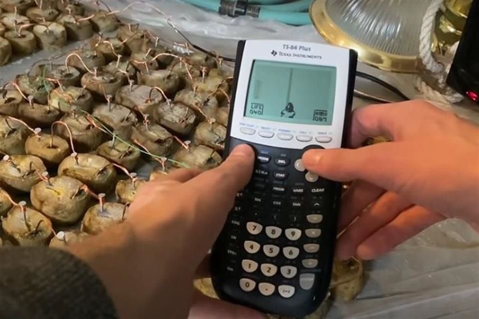 Este usuario logró llevar 'Doom' a una calculadora alimentada ¡por papas!