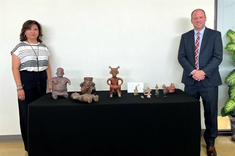 La Cónsul de México en Albuquerque, Norma Ang Sánchez, agradeció al presidente de la Fundación del Museo de Albuquerque, Andrew Rodgers, la iniciativa de entregar las piezas.
