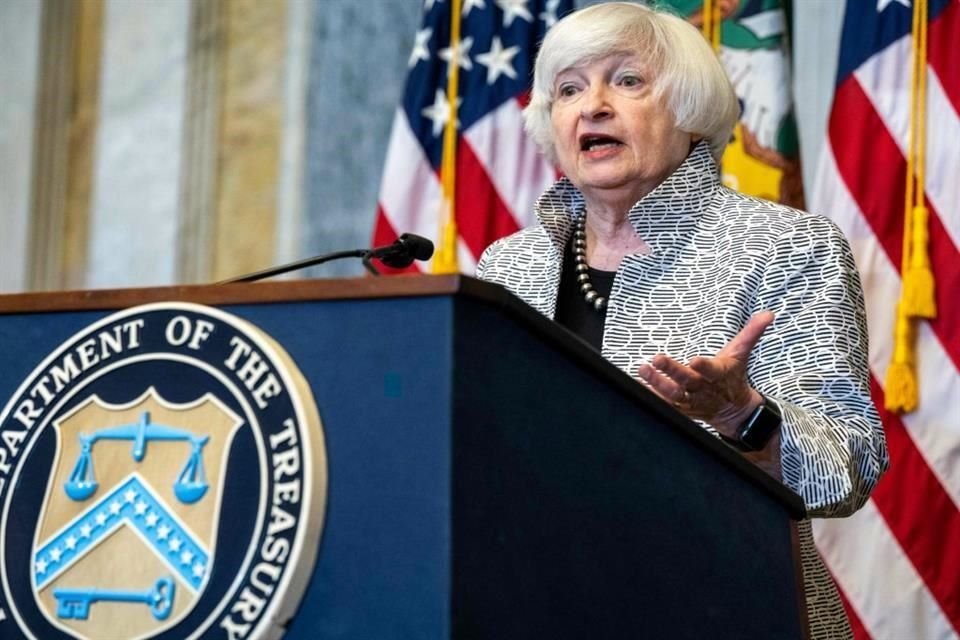 Janet Yellen dijo a legisladores que los reguladores estarían preparados para tomar medidas adicionales para proteger los depósitos bancarios.