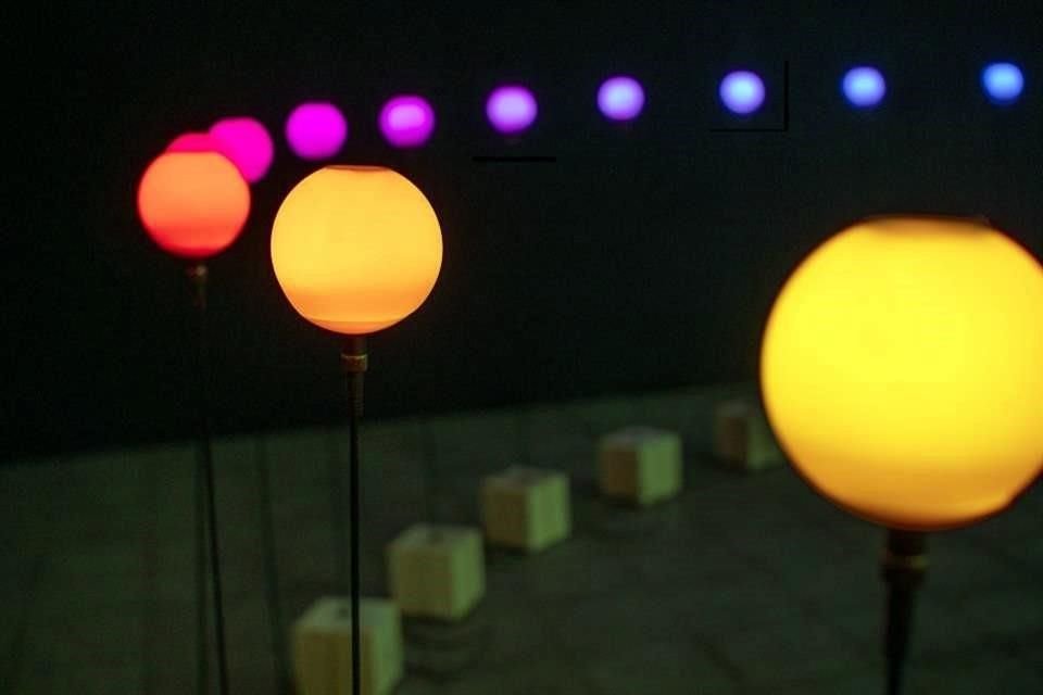 Cada esfera cuenta con una bocina, un sensor y una luz led independiente, pero están conectadas unas con otras a través de internet.