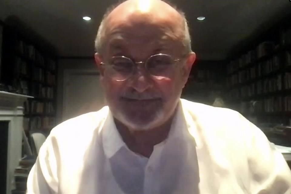Salman Rushdie durante la conferencia virtual 'La novela y los idiomas de la verdad', que ofreció como parte del programa de Guadalajara como Capital Mundial del Libro 2022.