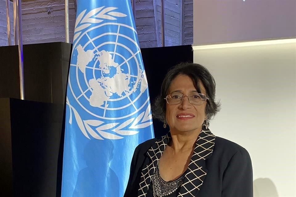 La doctora en investigación biomédica María Esperanza Martínez recibió el Premio L'Oreal-UNESCO Mujeres en la Ciencia 2020 en la sede del organismo internacional en París.