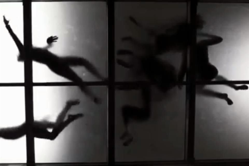 'Atavíos' (2019) se presentó en la Biblioteca Vasconcelos; los bailarines se colocaron por encima de un vidrio y los espectadores los miraban, acostados, desde abajo.