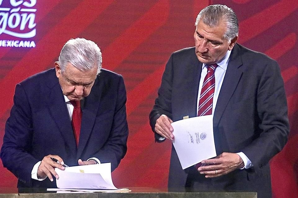 El Presidente al firmar el decreto