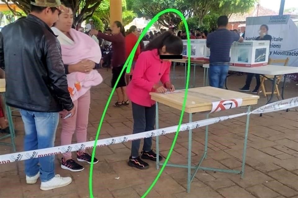 En la cabecera distrital de Pueblo Nuevo Solistahuacán, una niña emitió voto.