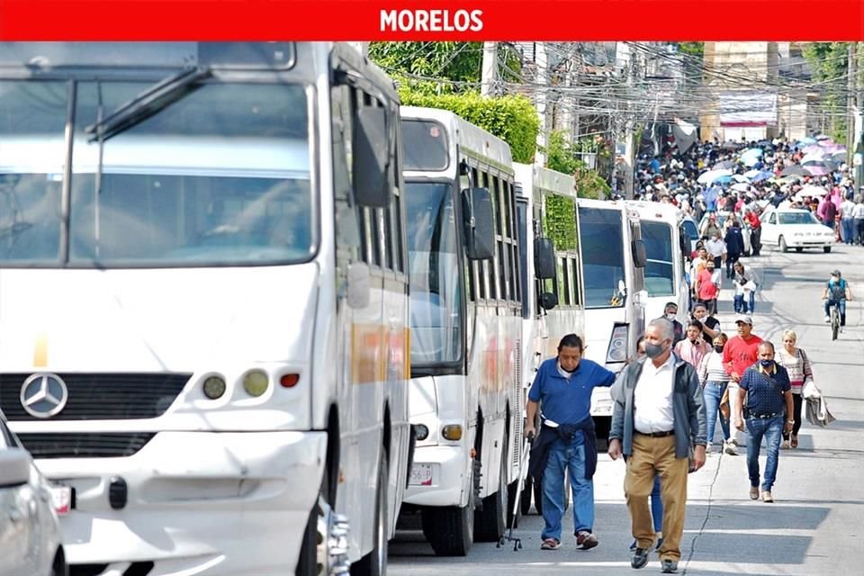 En Morelos, morenistas acusaron de usar el transporte del DIF para llevar acarreados a votar por su hermano, Ulises Bravo.
