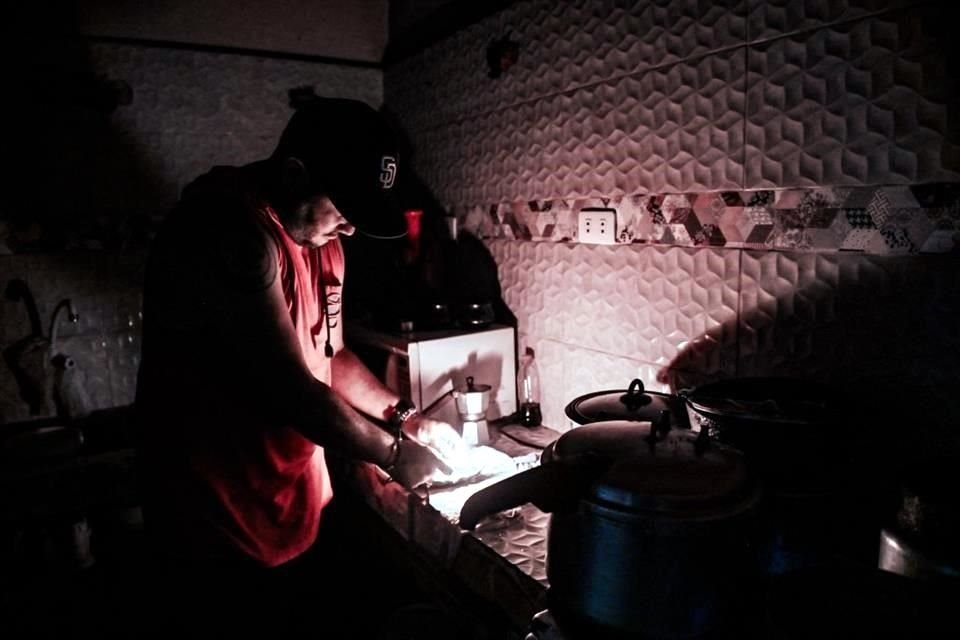 En mayo pasado, un residente de La Habana ilumina su cocina con una vela durante los apagones.