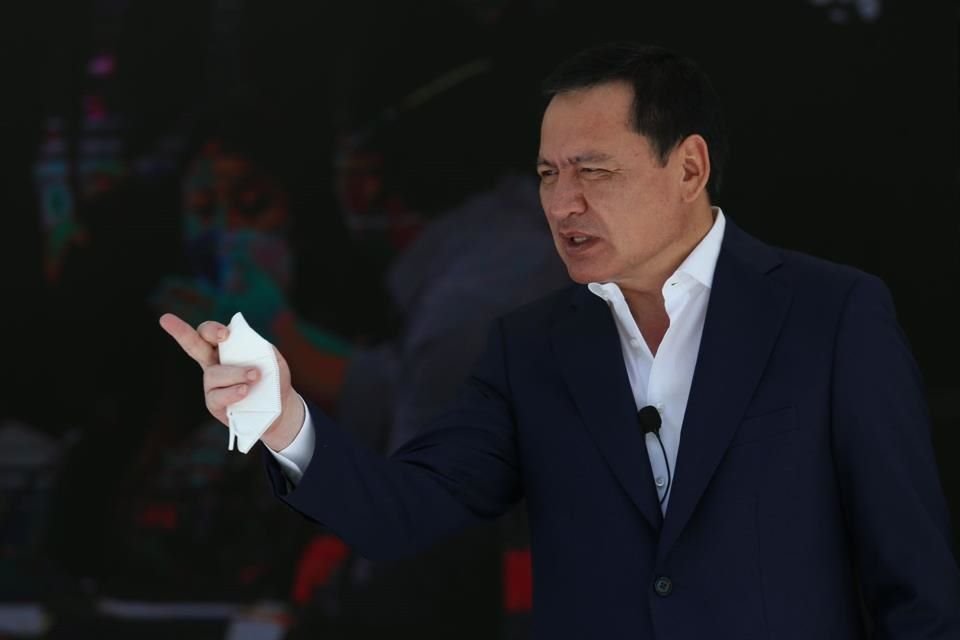 Miguel Ángel Osorio Chong, jefe de bancada del PRI en el Senado, negocia para modificar dictamen sobre Fuerzas Armadas en las calles hasta 2028; con los votos del tricolor se podría aprobar reforma.