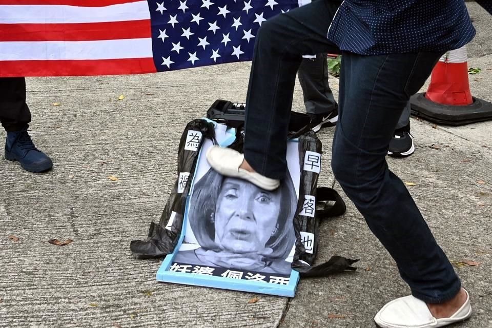 Un manifestante a favor de China pisa una foto de la congresista estadounidense Nancy Pelosi afuera del Consulado de EU en Hong Kong.