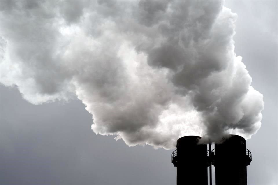 El humo se escapa por una chimenea en una planta de energía en Berlín, Alemania.