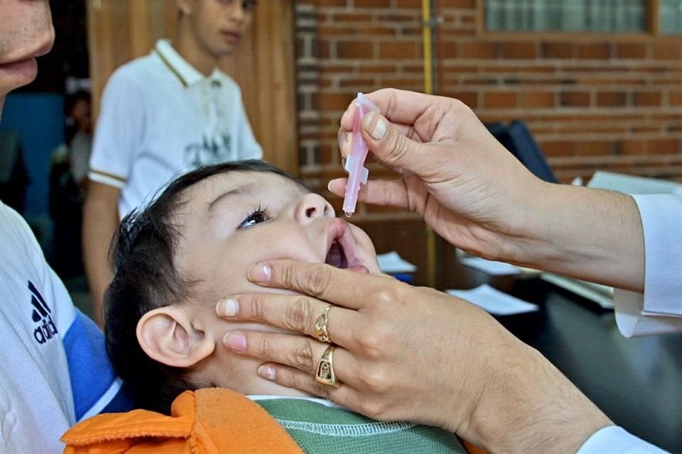 Slo uno de cada tres nios mexicanos menores de 2 aos tiene su esquema completo de seis vacunas, revel la Encuesta Nacional de Salud.