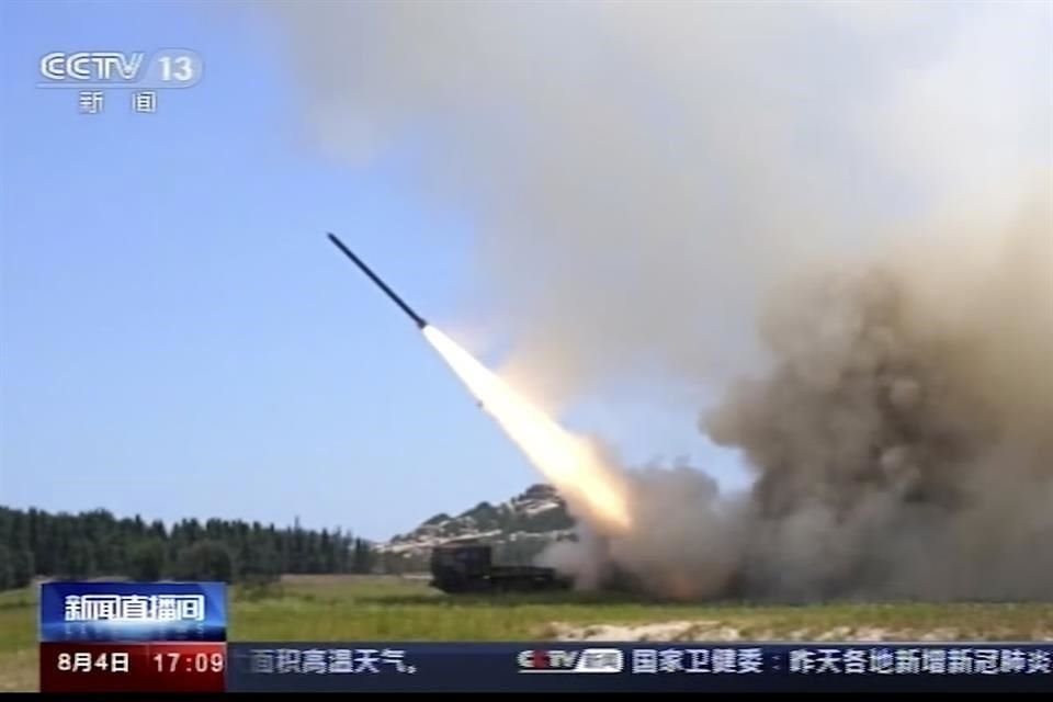 Televisión china difundió imágenes de los misiles lanzados.
