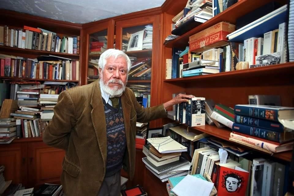 Adolfo Castañón abrió a los lectores de REFORMA las puertas de su estudio, que él llama la 'fábrica de libros'.