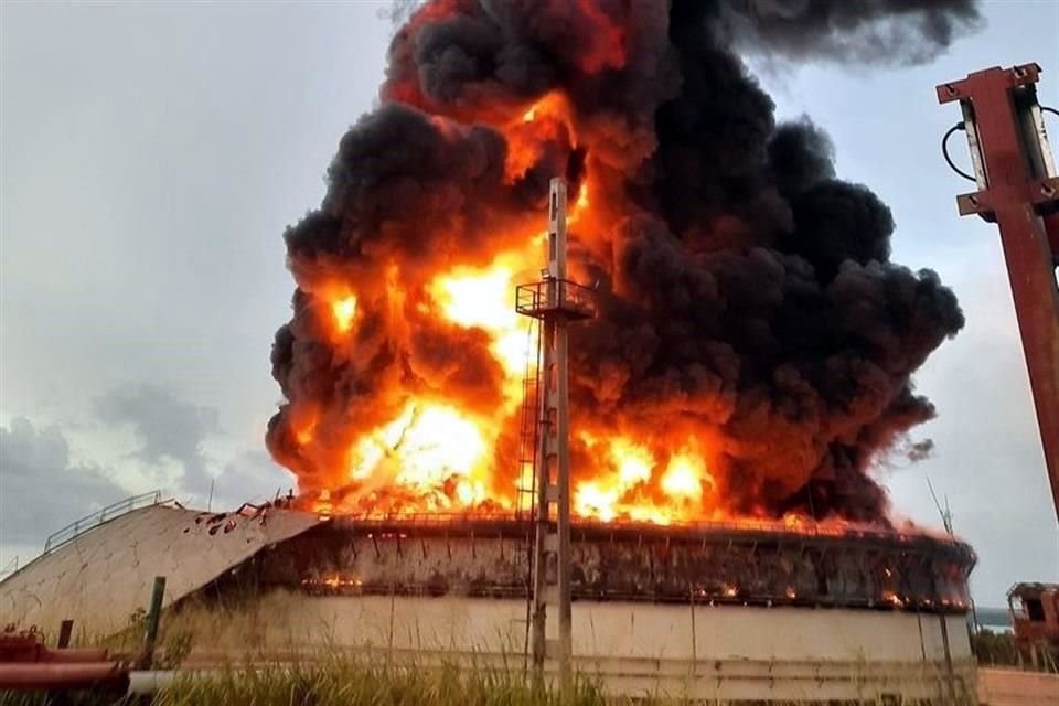 El incendio ocurrió en un tanque de combustible en Matanzas.