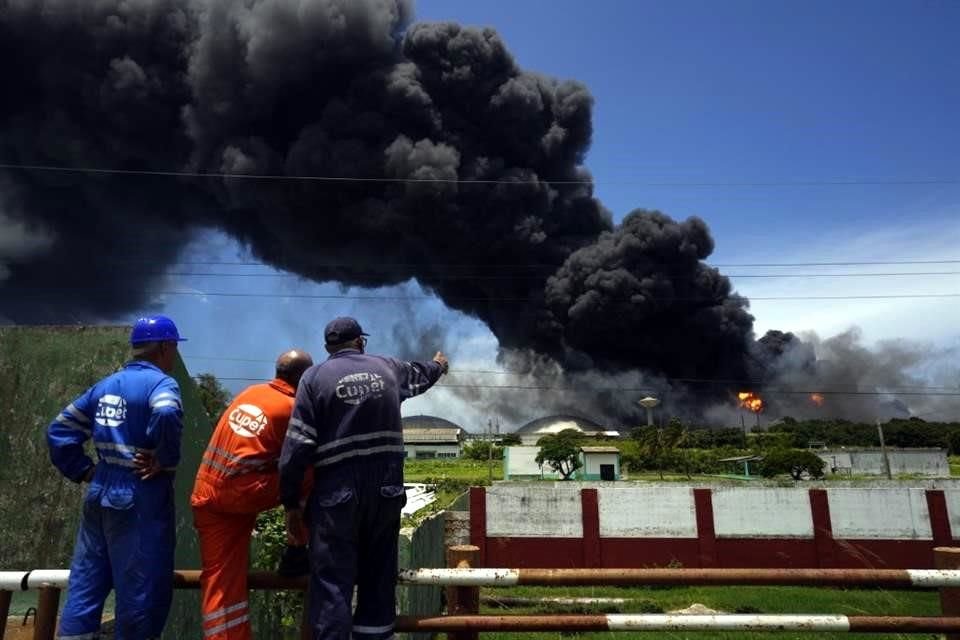 El incendio en tanque de combustible en Cuba inició ayer y se ha ido extendiendo.