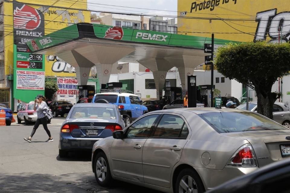 Por los precios, conductores hacen filas de hasta 20 minutos para recargar combustible.