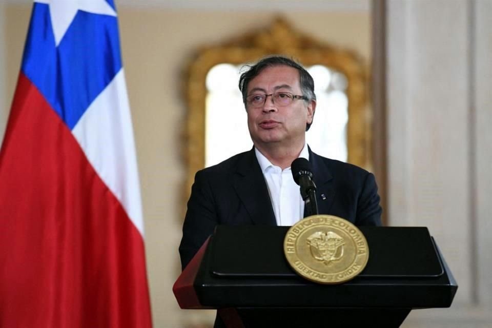 El nuevo Presidente de Colombia, Gustavo Petro, habla en una conferencia de prensa después de reunirse con su homólogo chileno, Gabriel Boric.