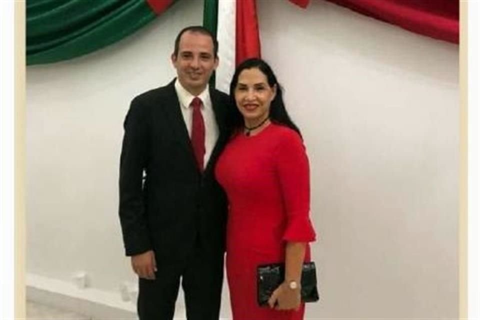 Marina Garay Cabada, ex Alcaldesa y legisladora, con su hijo el Presidente Municipal Octavio Pérez Garay.
