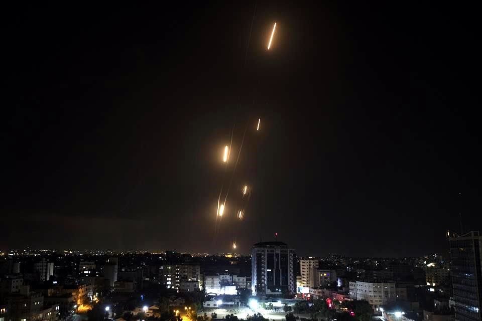 Cohetes son lanzados desde la Franja de Gaza hacia Israel.