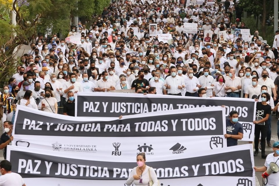Cientos de estudiantes tomaron las avenidas Vallarta y Chapultepec para repudiar el homicidio de los hermanos González Moreno.