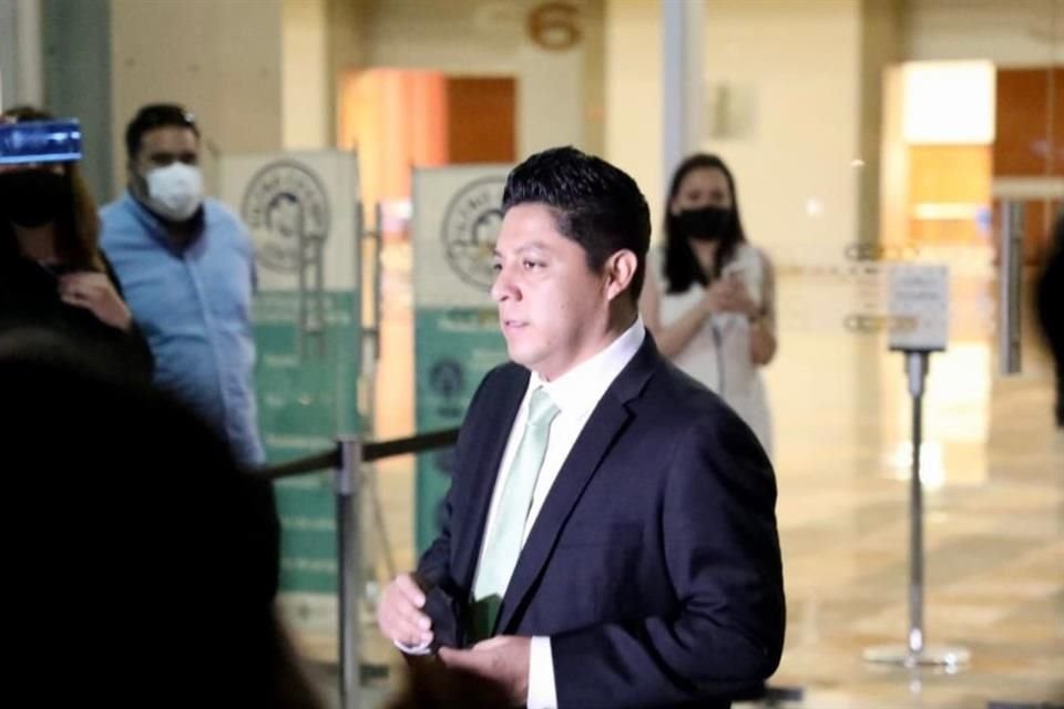 MC denunció ante Fiscalía Electoral a Ricardo Gallardo (foto), candidato de PVEM-PT en SLP, por presunta coacción del voto por medio de tarjetas.