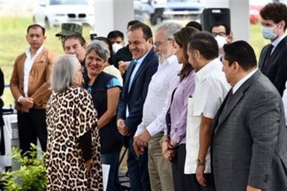 Yolanda Morán con autoridades en el acto de inicio de las adecuaciones del inmueble que ocupará el Centro Nacional de Identificación Humana en Xochitepec.