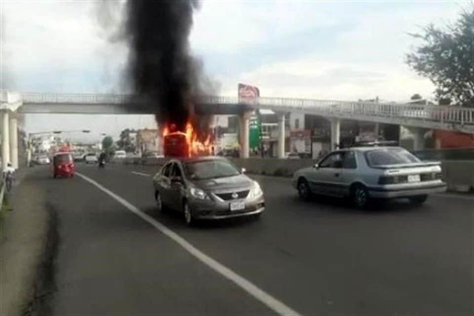 Se registra un camión de transporte público incendiado en Carretera a Saltillo, a la altura de la Avenida Alberto Mora, al norte de Zapopan.