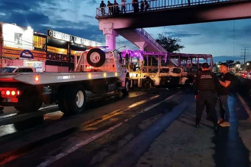 Autoridades reportaron narcobloqueos presuntamente derivados por enfrentamientos entre Ejército y delincuentes en Zapopan, Jalisco. 