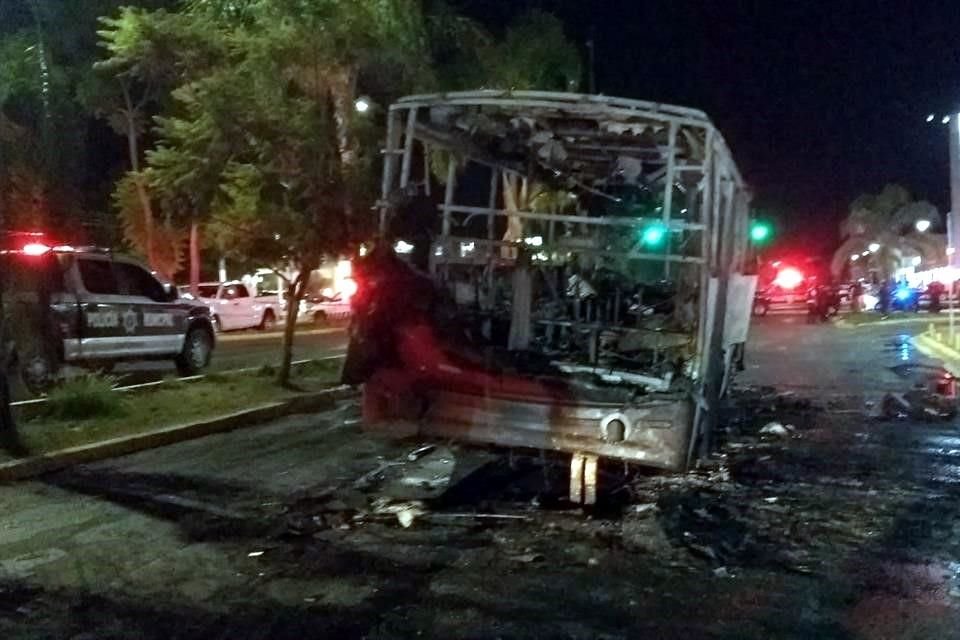 A unos 300 metros de otro vehículo incendiado en Av. San Isidro.