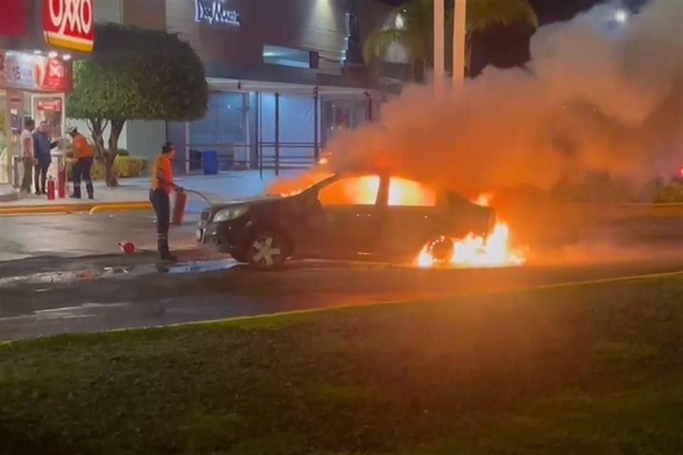 Bloqueos se registraron en ciudades de Guanajuato donde además se reportaron incendios a tiendas de conveniencia, ataques a dos gasolineras y siete vehículos quemados.
