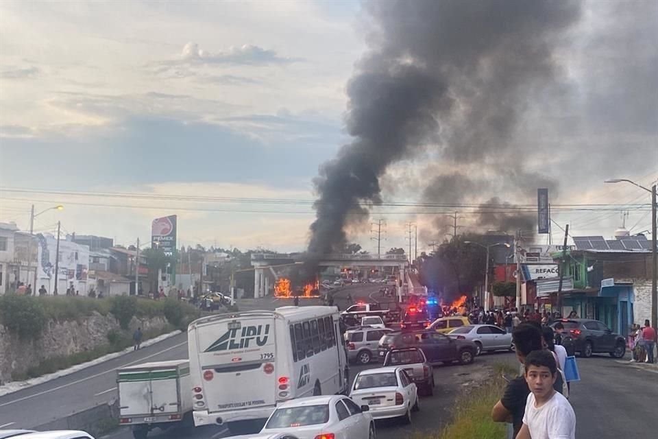 Ayer, se registraron cinco narcobloqueos, con 6 vehículos incendiados en Zapopan y uno más en Ixtlahuacán del Río, derivado de un enfrentamiento entre criminales y fuerzas federales.