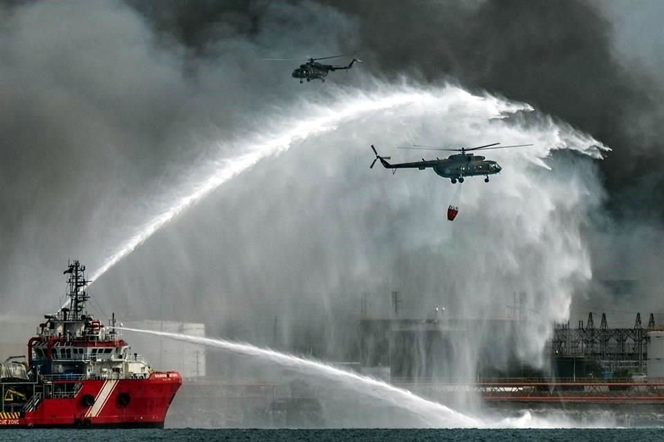 El buque Bourbon Artabaze, de bandera mexicana, y helicópteros arrojan agua sobre los tanques incendiados en Matanzas.