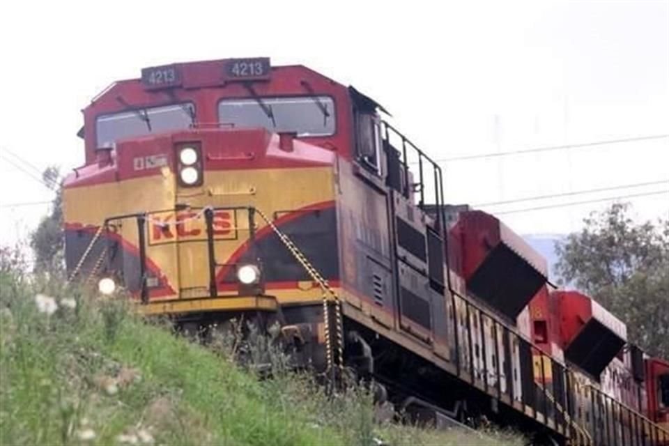 Un tren cruza la carretera México-Pachuca y Avenida Ferrocarril en la Colonia Marina Nacional.
