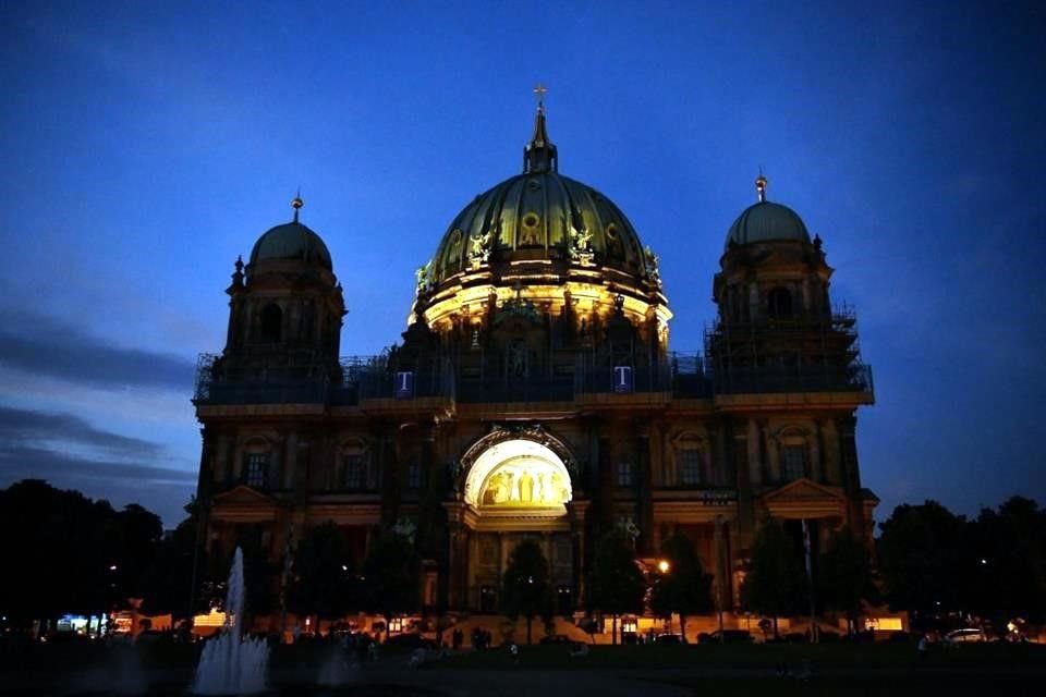 La catedral de Berlín ha reducido su iluminación nocturna para ahorrar energía eléctrica.