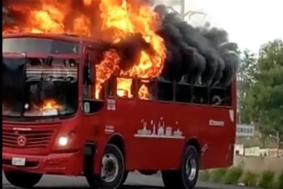 El martes, en Guadalajara, Fueron incendiadas tres unidades del transporte.