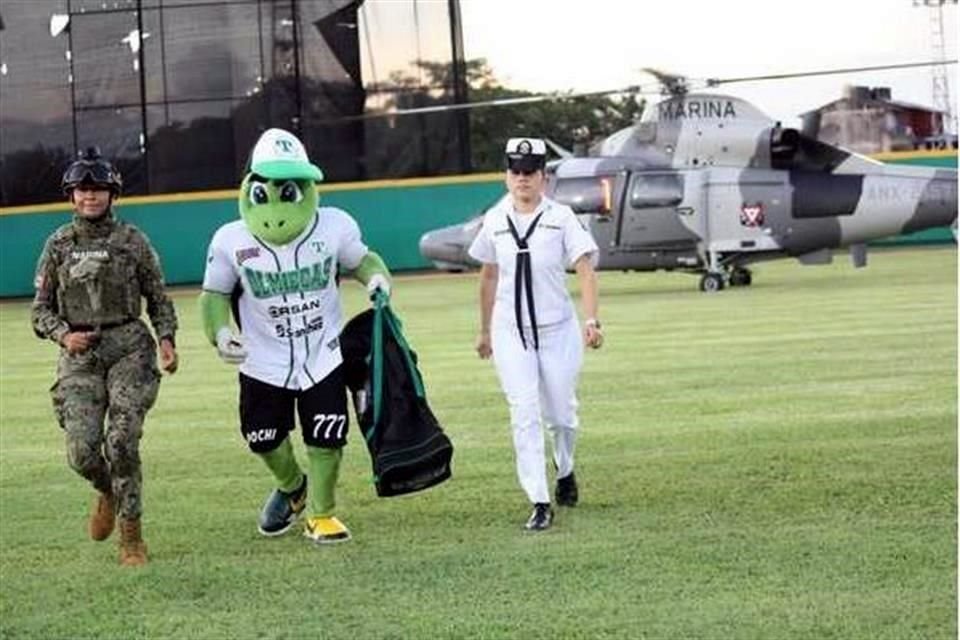 'Pochi' descendió de la aeronave de Semar para realizar un show dentro del estadio de beisbol en Macuspana, Tabasco, tierra de AMLO.