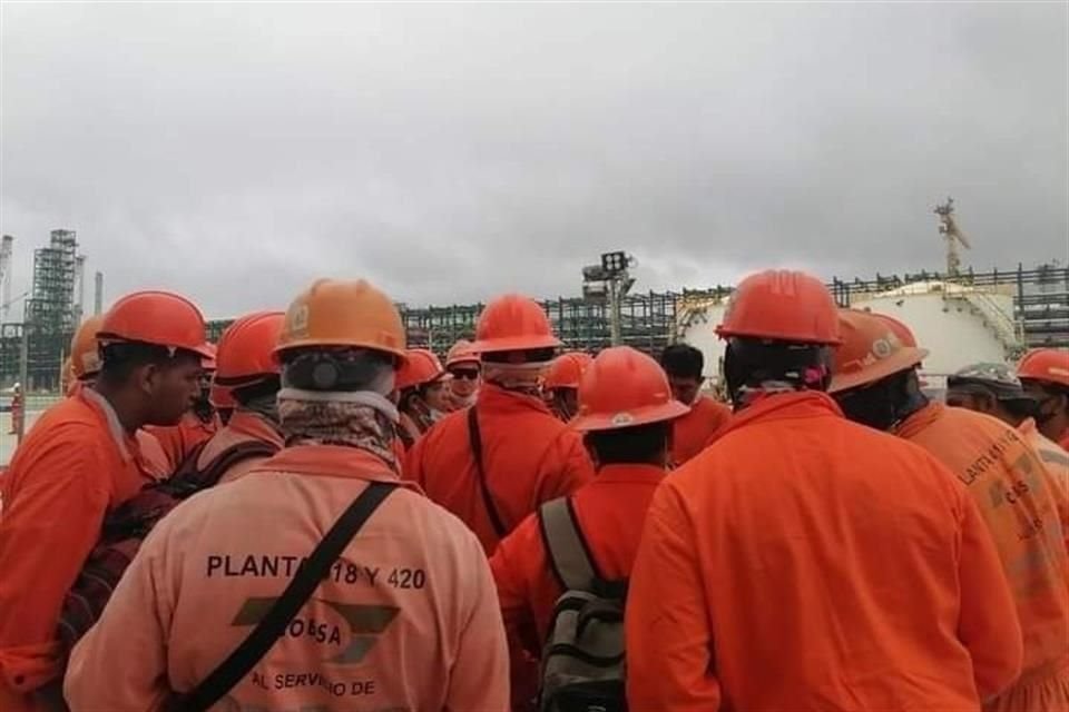 En redes sociales fueron publicados videos y fotografías del paro que llevaron a cabo obreros en el área de contenedores de la refinería de Dos Bocas.