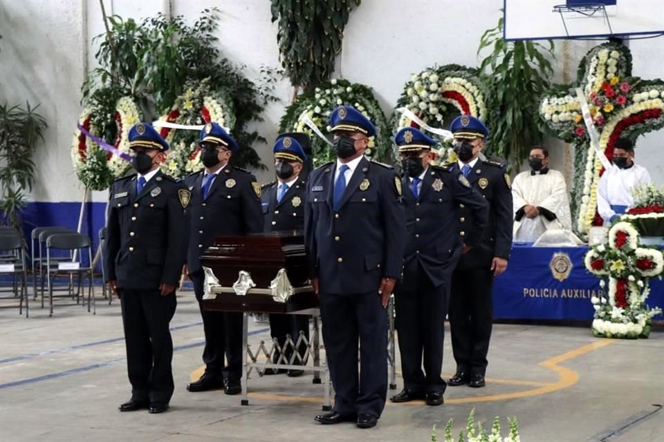 FOTO ESPECIAL. Homenaje a policía caído en Base de la Policía Auxiliar.