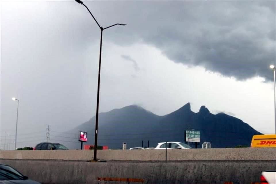 Luego de las precipitaciones registradas en la zona rural y al sur del área metropolitana, una lluvia moderada se presentó en el Centro de Monterrey al filo de las 19:00 horas.