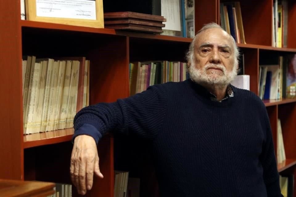 El poeta Óscar Oliva fue distinguido con el Premio Nacional de Artes y Literatura 2021 en el campo de Lingüística y Literatura.